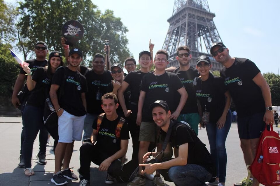 Ganadores de El Fan Más Cool frente a la Torre Eiffel
